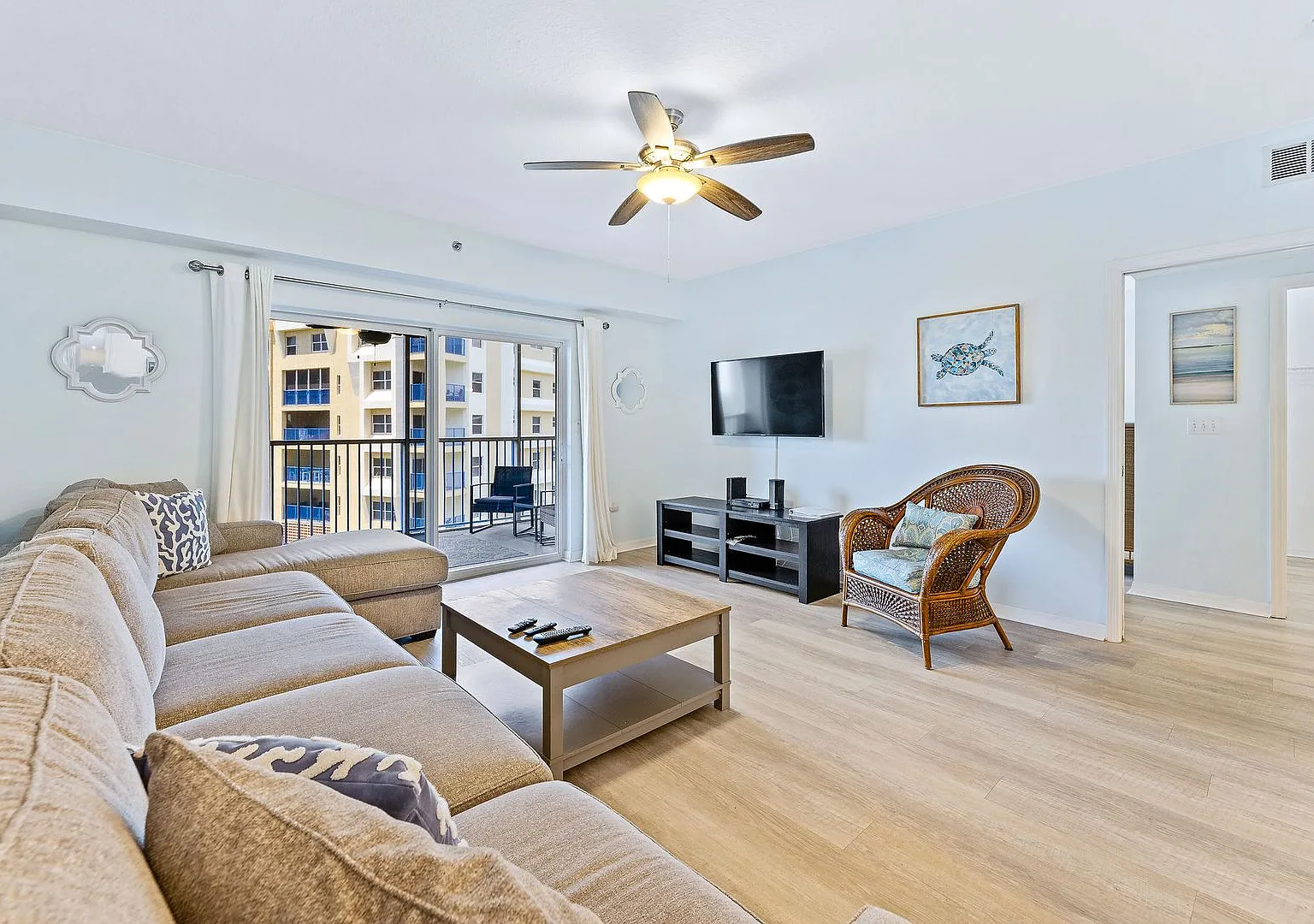 Beautiful 3 Bed 2 Bath Ocean Walk Condo — Photo 4