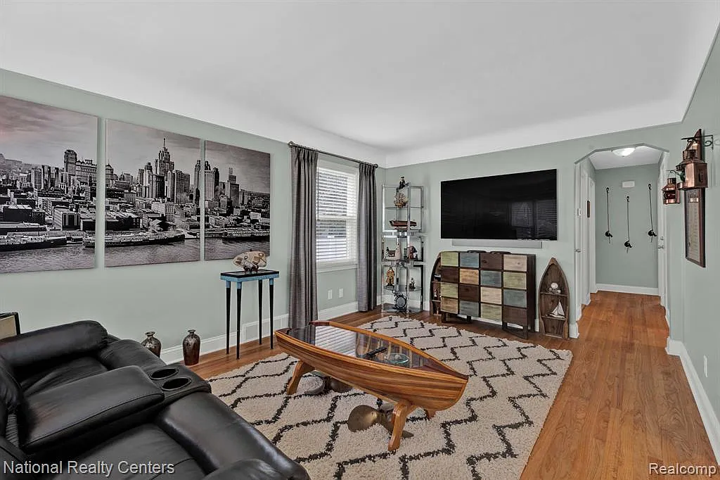 3 bed, 2.0 bath, 1121 sqft, $3,100 — Photo 4