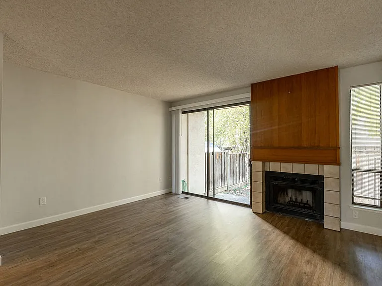 Cambridge Court Townhomes — Photo 20
