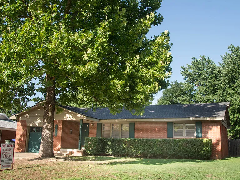 1417 Hollywood Ave — Photo 1