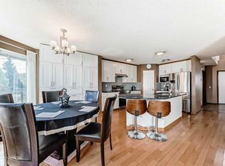 170 W Shawbrooke Grn SW, Calgary, AB T2Y 3C6