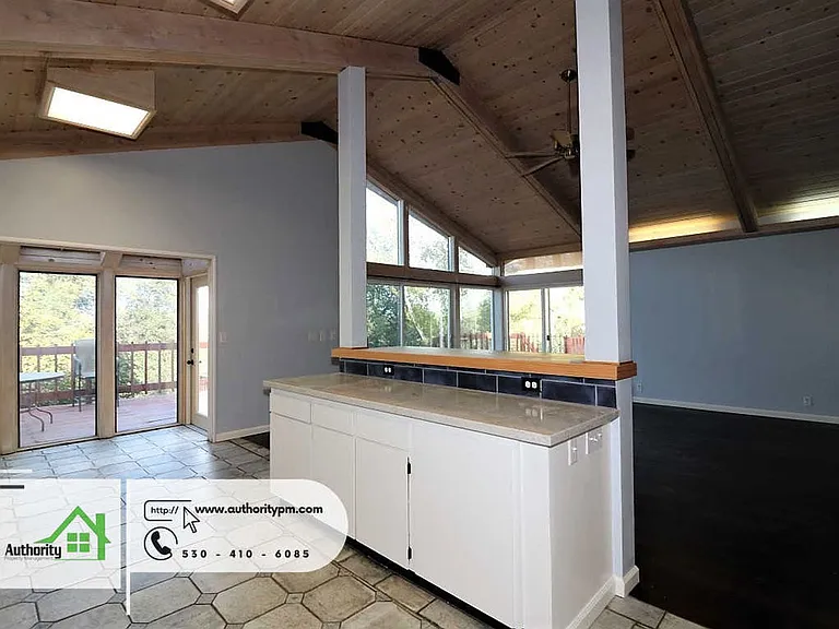 875 Lakeview Dr — Photo 16