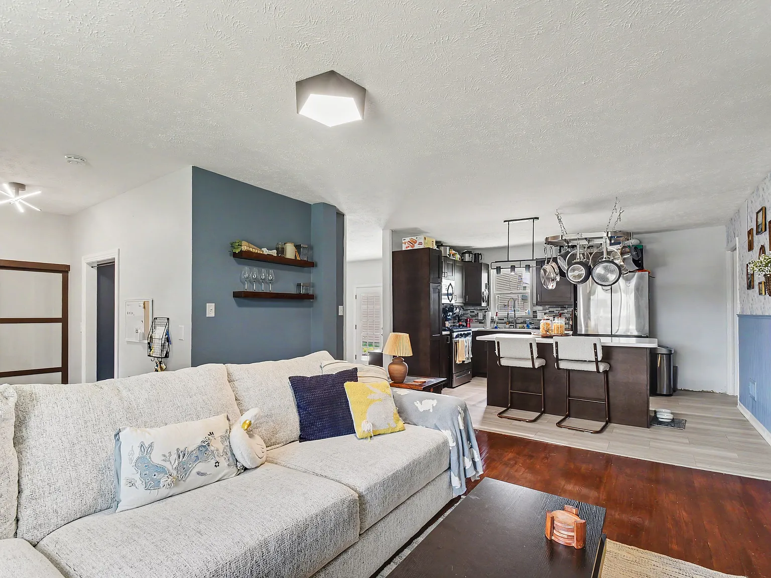 3 bed, 1.5 bath, 1716 sqft, $2,500 — Photo 4