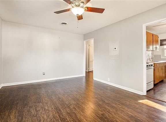 3rd image of 1441 Brock St