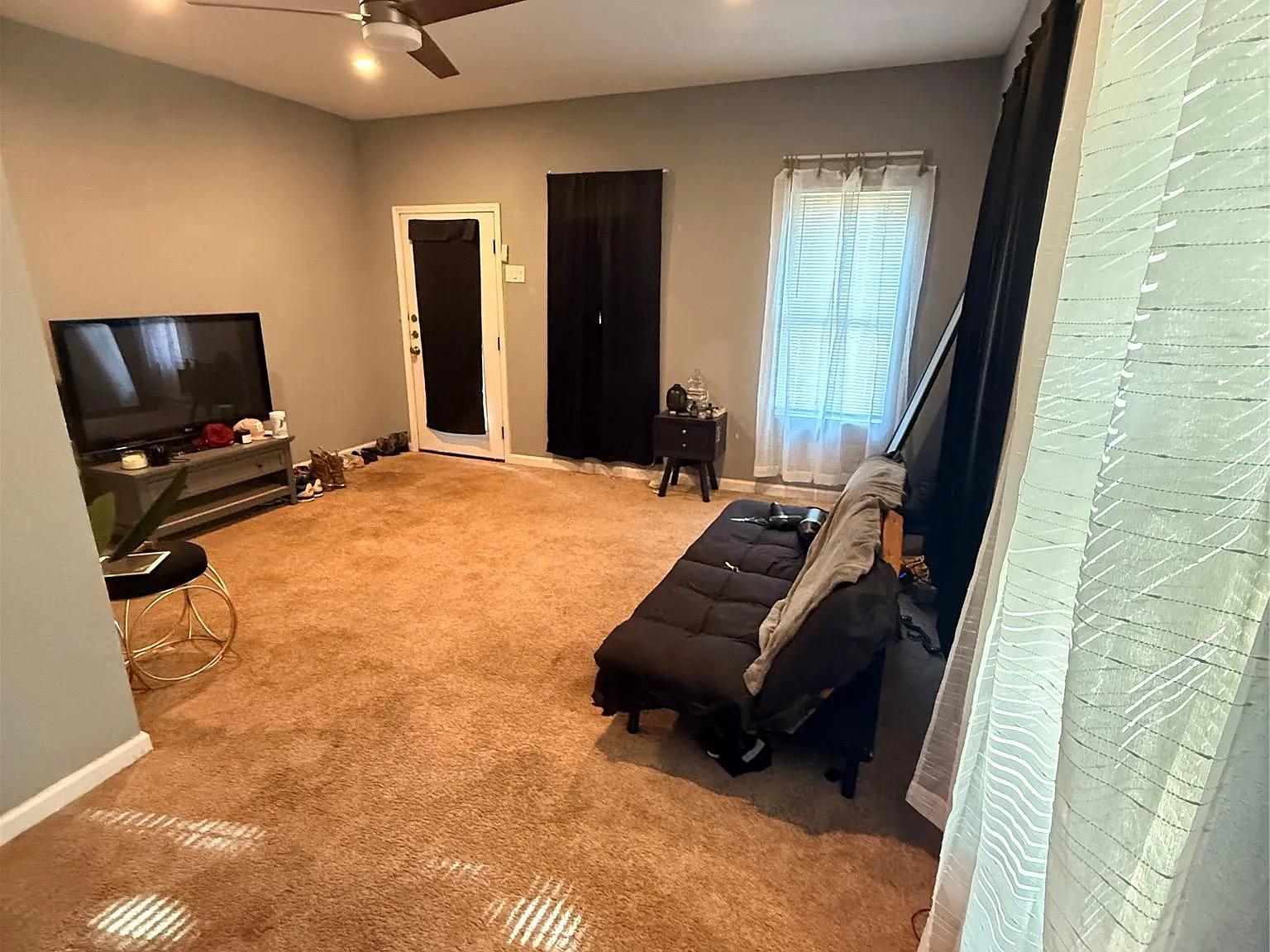 3 bed, 1.0 bath, 910 sqft, $1,175 — Photo 3