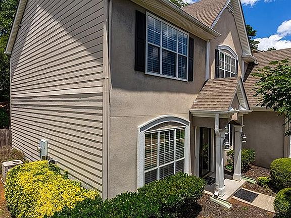 3rd image of 2275 Wickingham Dr NE