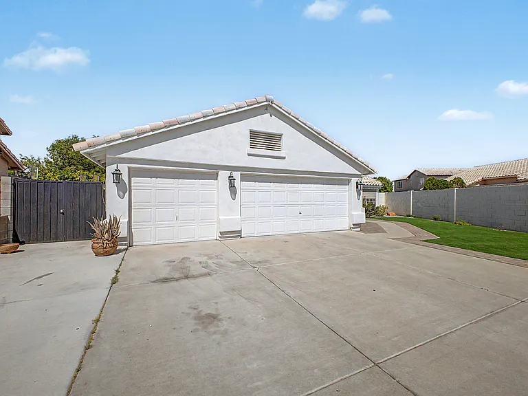 8544 W Holly St — Photo 5