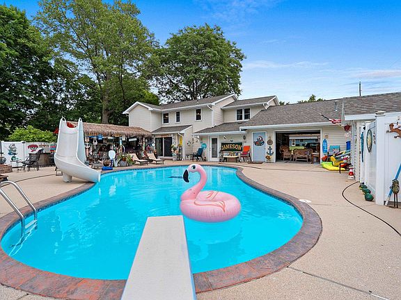 2nd image of 1938 Strawberry Ln