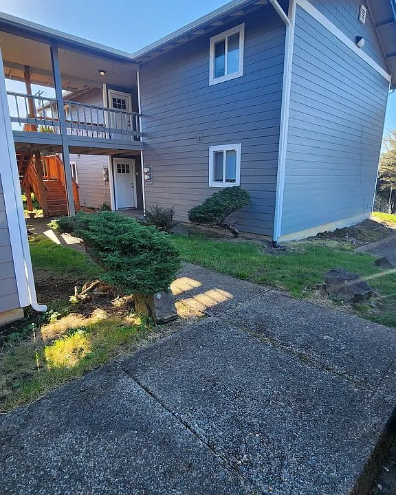 130 NE San Bayo Cir #3
