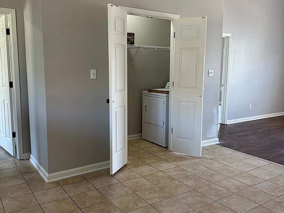 4th image of 1067 Anchorage Rd