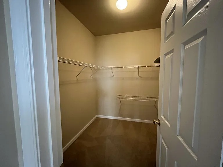 410 Queensbury Ln — Photo 10