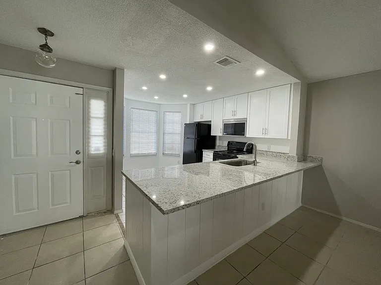 601 Ascot Cir — Photo 15