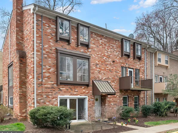 3829 Persimmon Cir, Fairfax, VA 22031