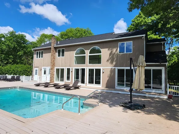 133 Old Country Rd, East Quogue, NY 11942