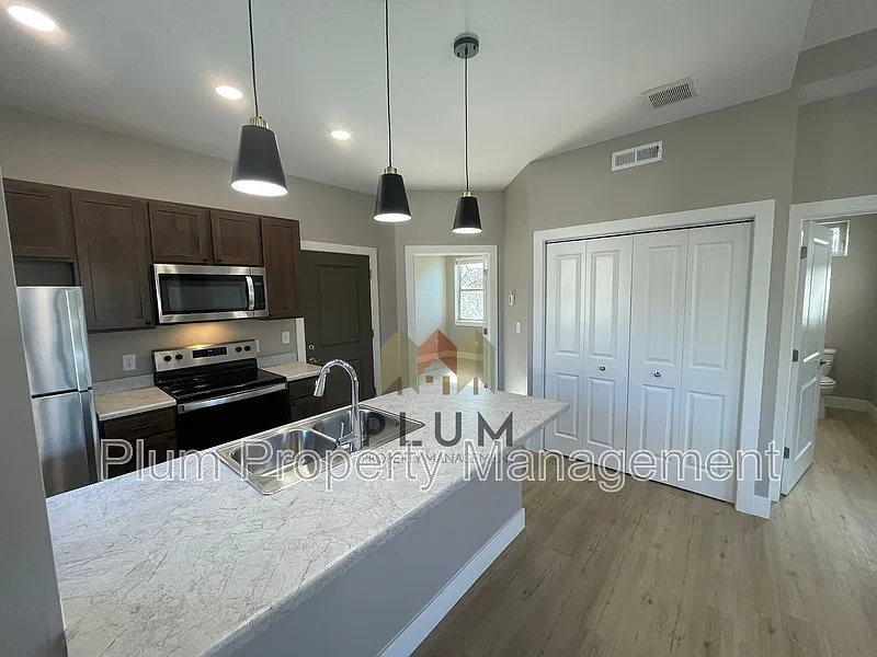 2 bed, 1.0 bath, 848 sqft, $1,830 — Photo 4