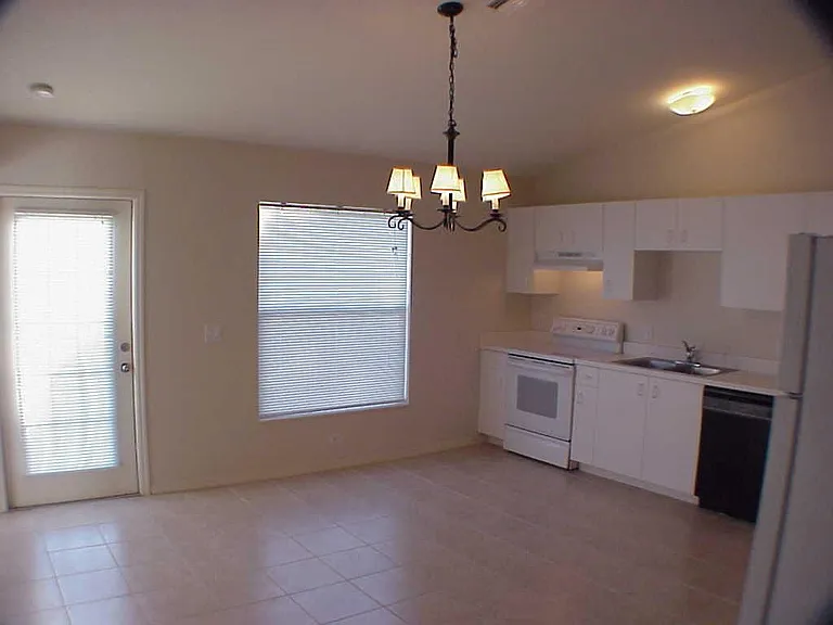 kitchen/dinning area