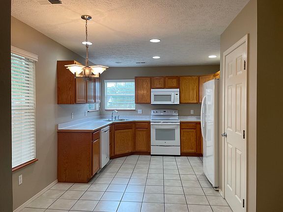 4th image of 901 S Timber Ridge Drive