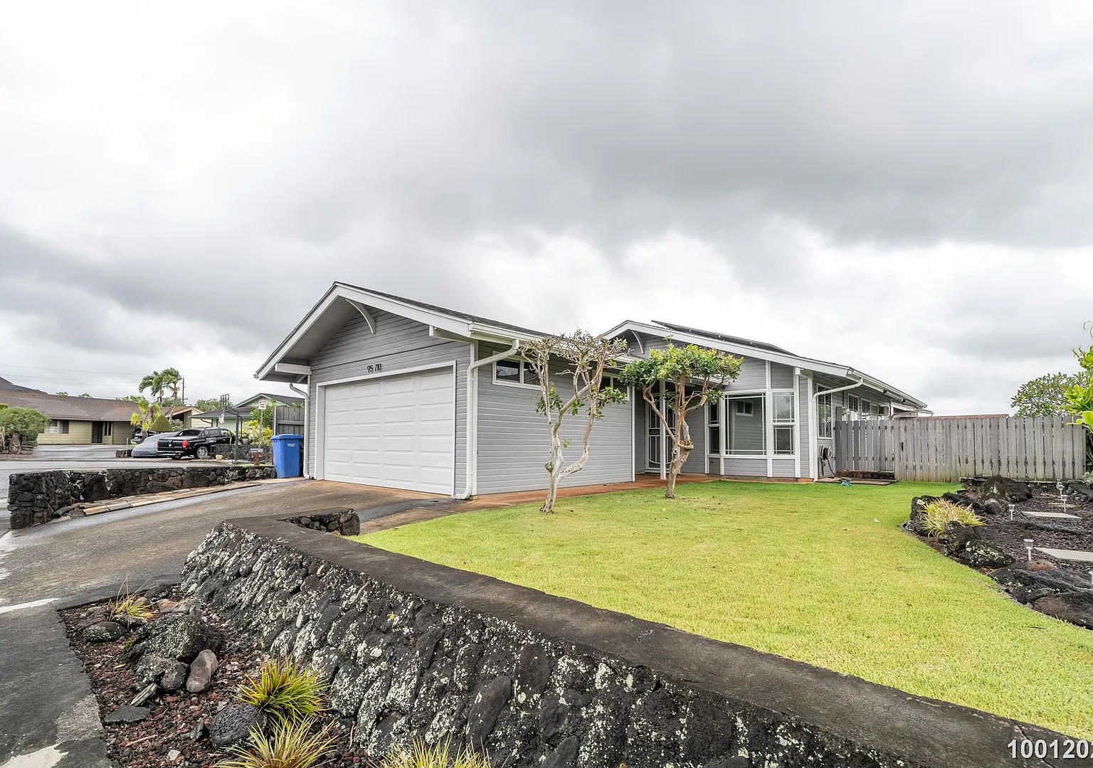 Available now! 3 bdrm, 2 bath, 2-car garage single family home in Mililani — Photo 1