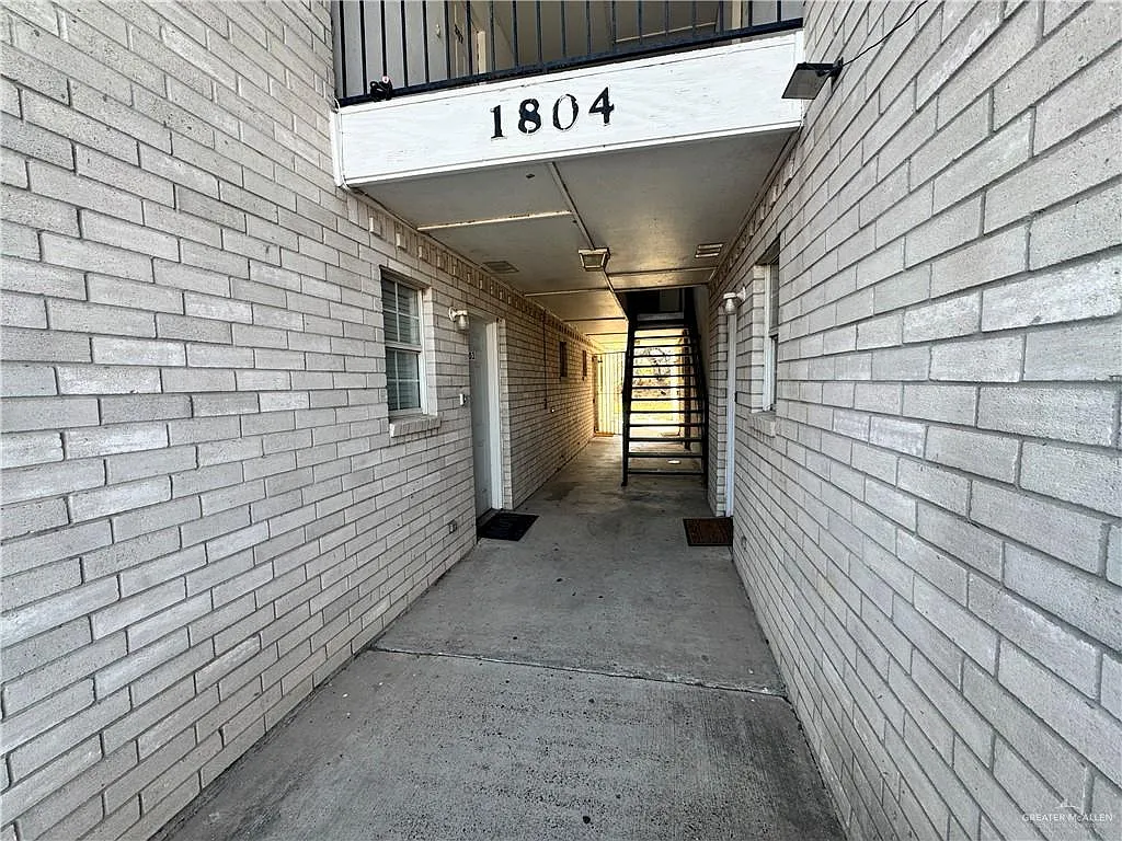 Building Photo - 1804 Oasis Ave #307