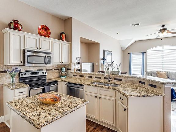 3rd image of 3832 Gillespie Dr