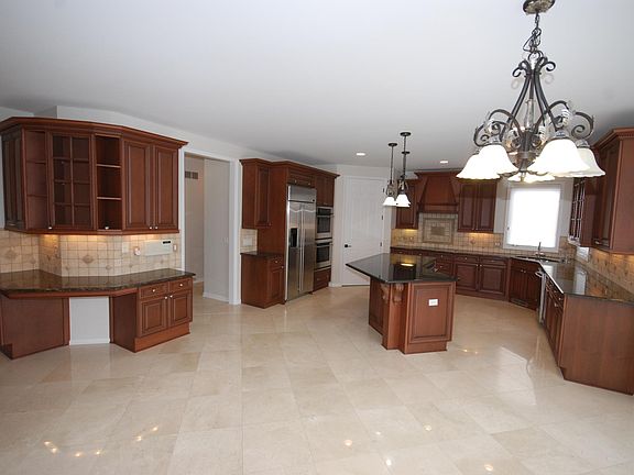 4th image of 5121 Parkgate Dr