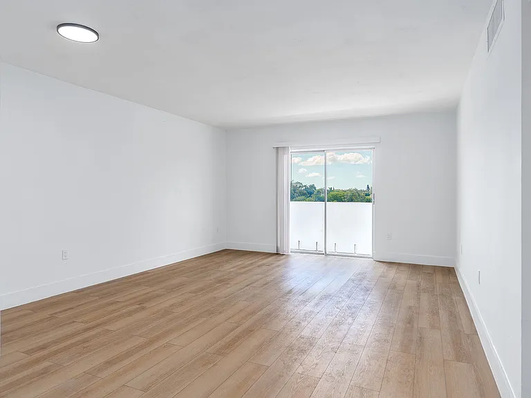 42-web-or-mls-LakeShore_Presidential_DSC7010