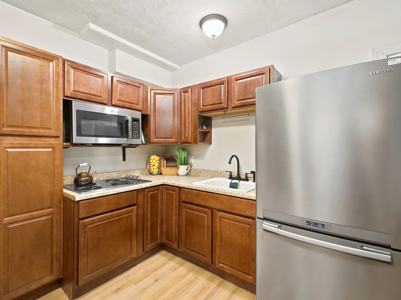1 bed, 1.0 bath, 730 sqft, $1,975 — Photo 2