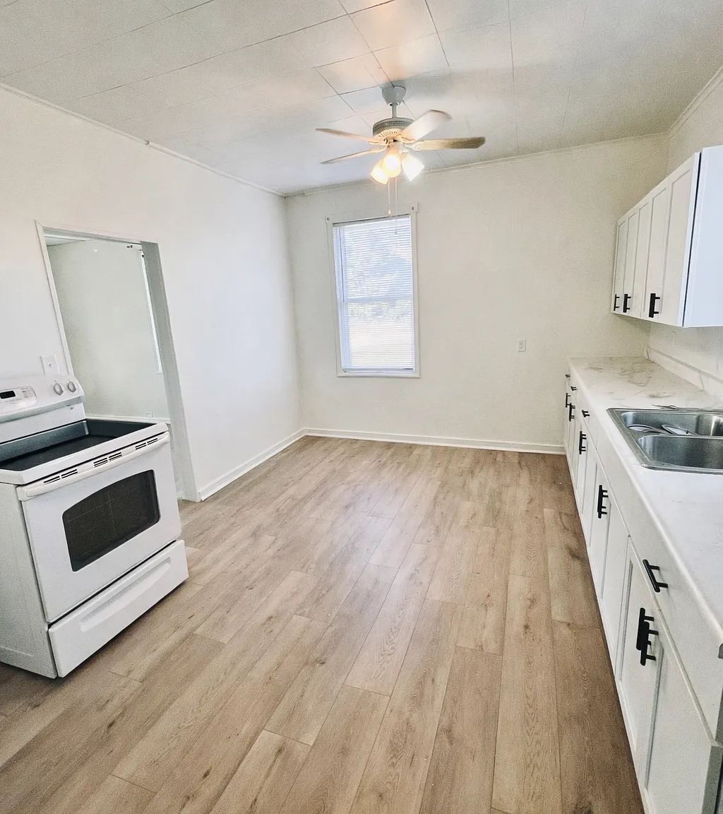 3 bed, 1000 sqft, $1,300 — Photo 2