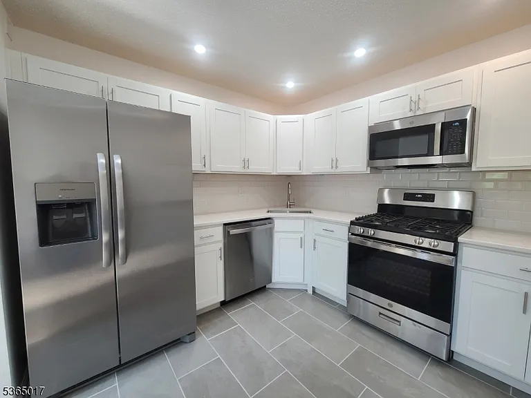 113 Irving Pl — Photo 4