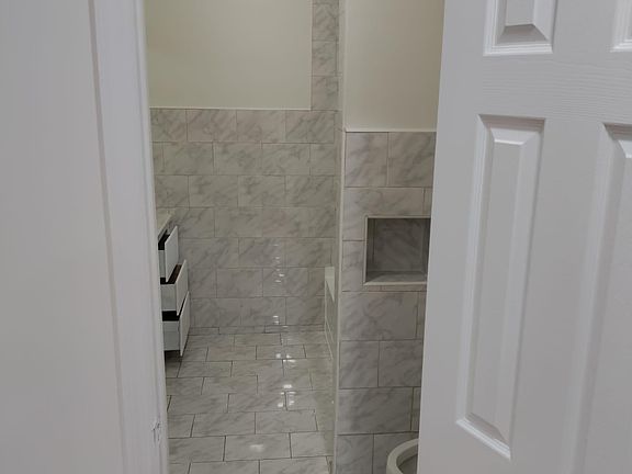 2nd image of 2527 Taylor St #2