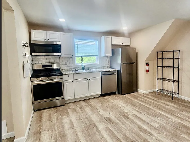 3555 Lossing St #B — Photo 8