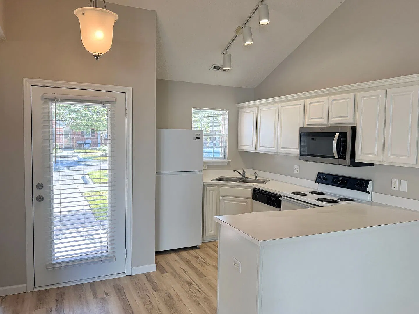 Merestone, the point at Barclay, mid Wilmington, Brick 2BR — Photo 2