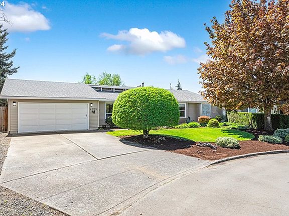 3rd image of 2105 NE 154th Cir