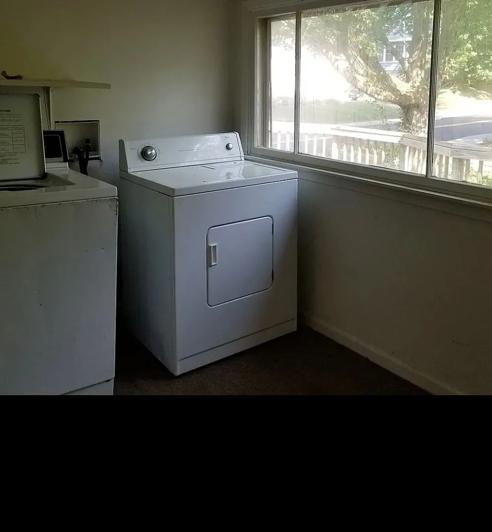 601 E University, Bloomington — Photo 3