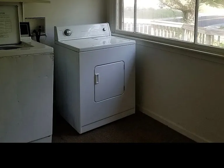 601 E University St — Photo 3