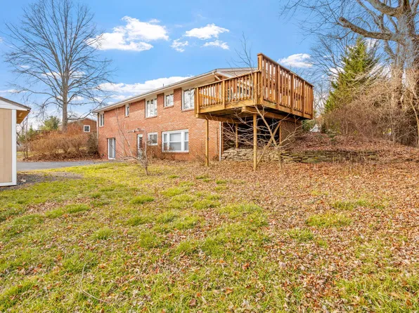 7 Malaga Dr, Ewing, NJ 08638