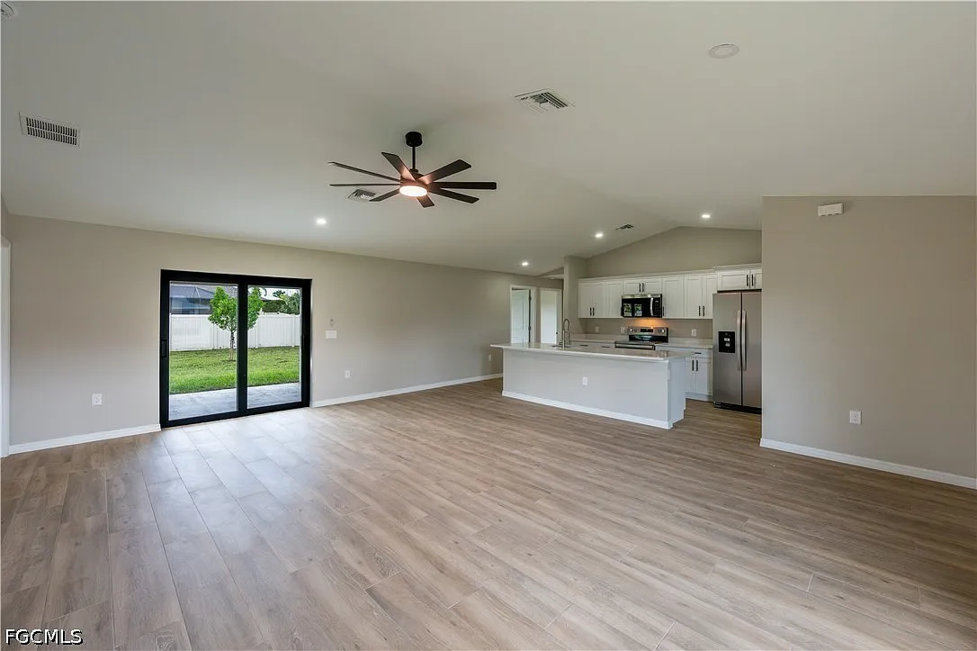 4 bed, 4.0 bath, 1667 sqft, $3,500 — Photo 2