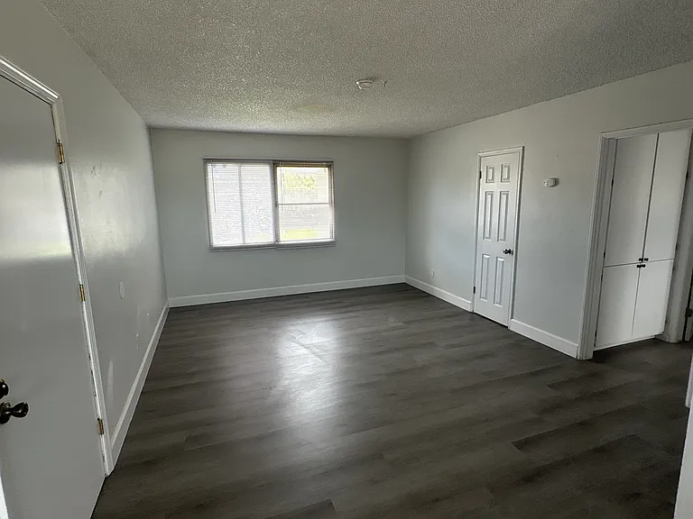 671 Virginia Cir #D — Photo 2