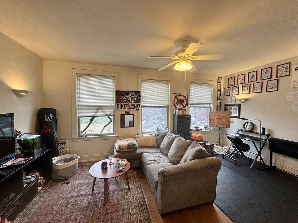 1st image of 2211 W Montrose Ave APT 3E
