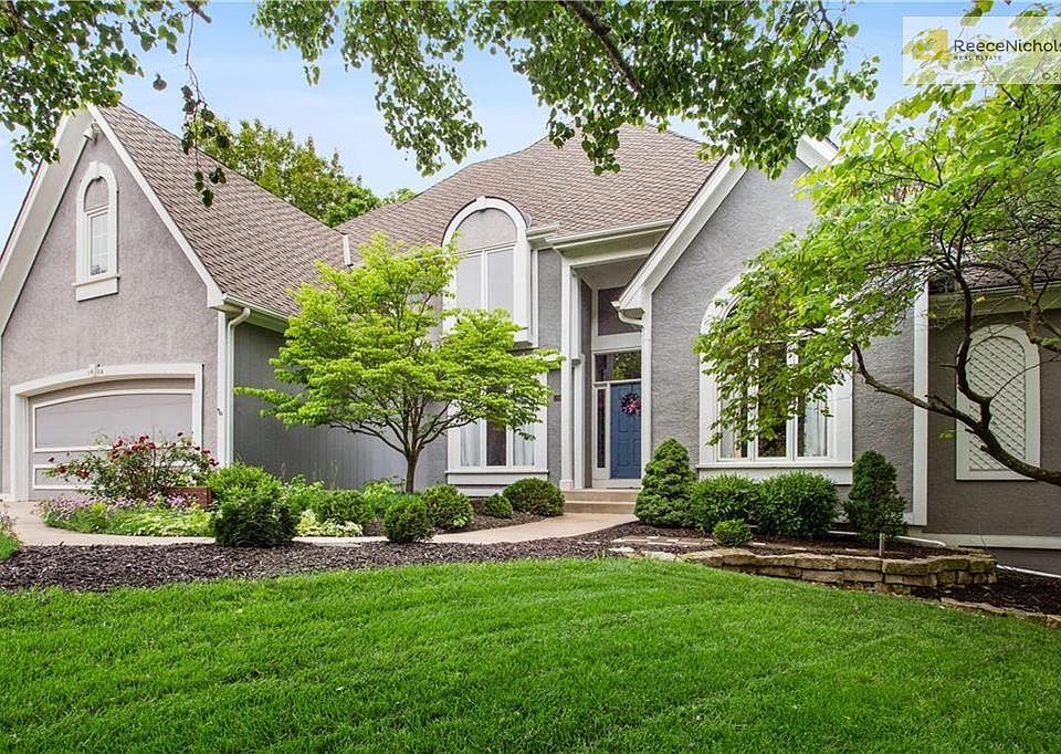 Beautifully landscaped front yard!