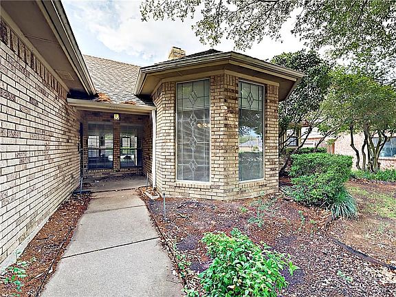 2nd image of 1405 Thistlewood Dr