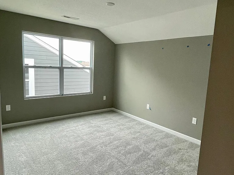 Guest Bedroom (2nd Floor)
