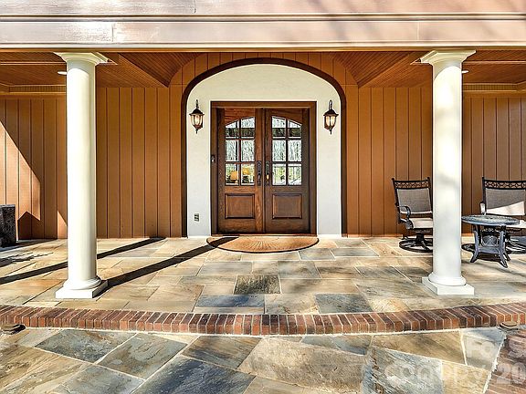 3rd image of 2816 Blythe Rd