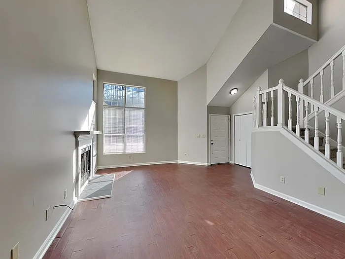 2277 Hampton Dr — Photo 2