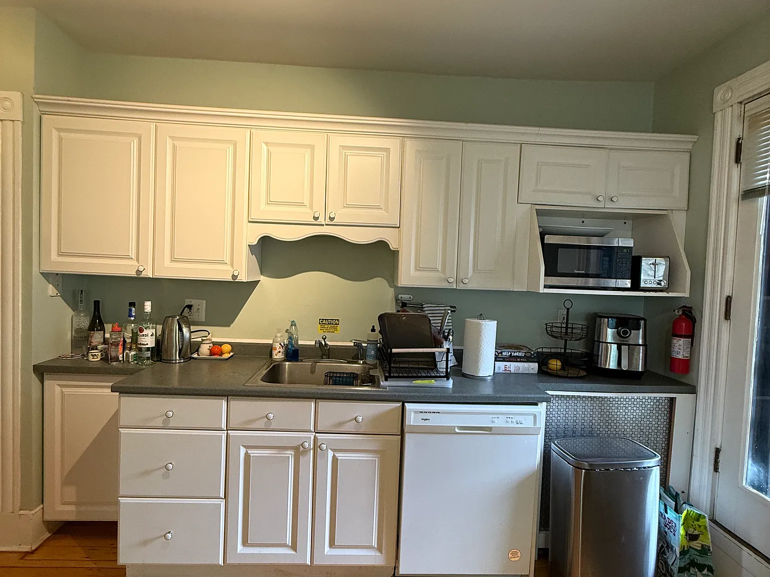4 bed, 1.5 bath, 9999 sqft, $5,400 — Photo 4