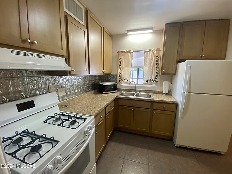 1529 N Dodge Blvd — Photo 8