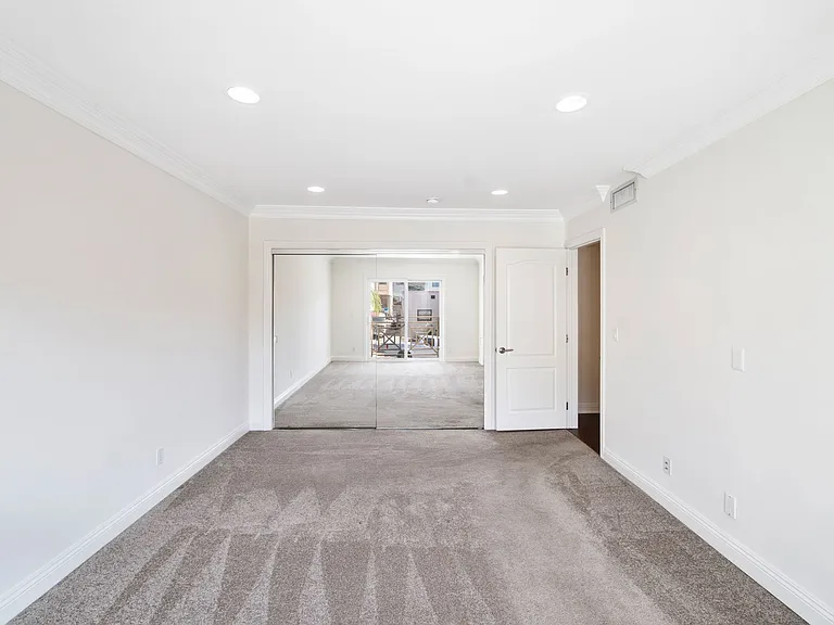 2300 Fox Hills Dr — Photo 4