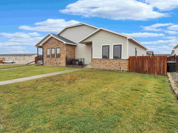 13717 Karen St, Williston, ND 58801
