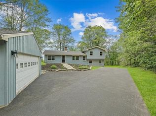 31 Birch Dr, Pleasant Valley, NY 12569