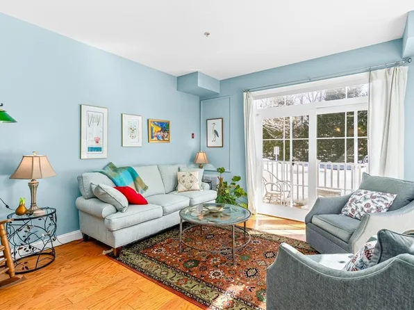 301 Church St APT 103, South Kingstown, RI 02879